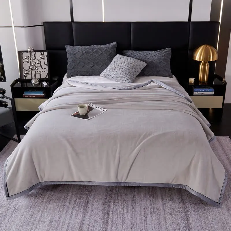 Einfarbige Decke im minimalistischen Stil
