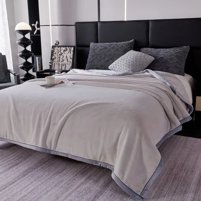 Einfarbige Decke im minimalistischen Stil