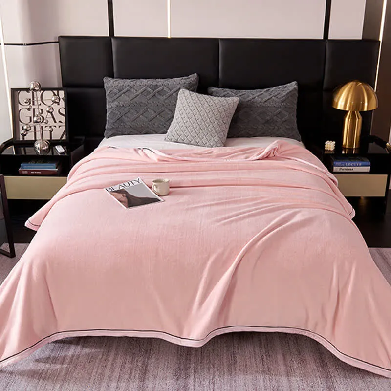 Einfarbige Decke im minimalistischen Stil