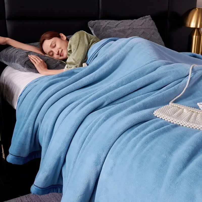 Einfarbige Decke im minimalistischen Stil