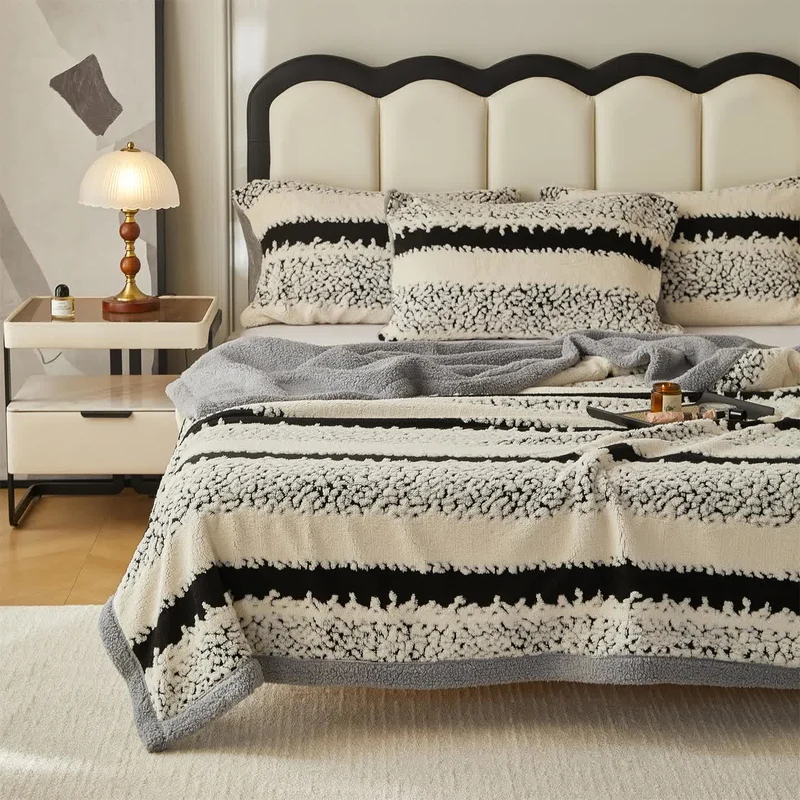 Doppellagige Sherpa-Decke mit Streifenmuster