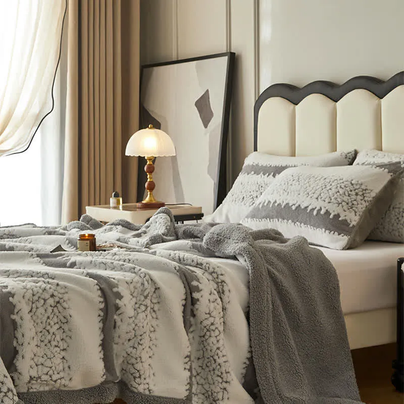 Doppellagige Sherpa-Decke mit Streifenmuster