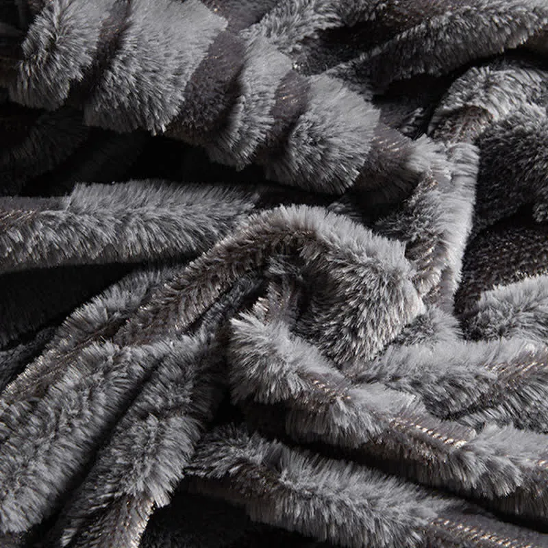 Strukturierte gestreifte Jacquard-Überwurfdecke