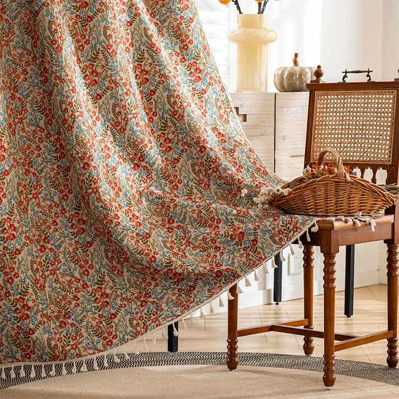 Roter Vorhang mit Quasten im Landhausstil mit Blumenmuster