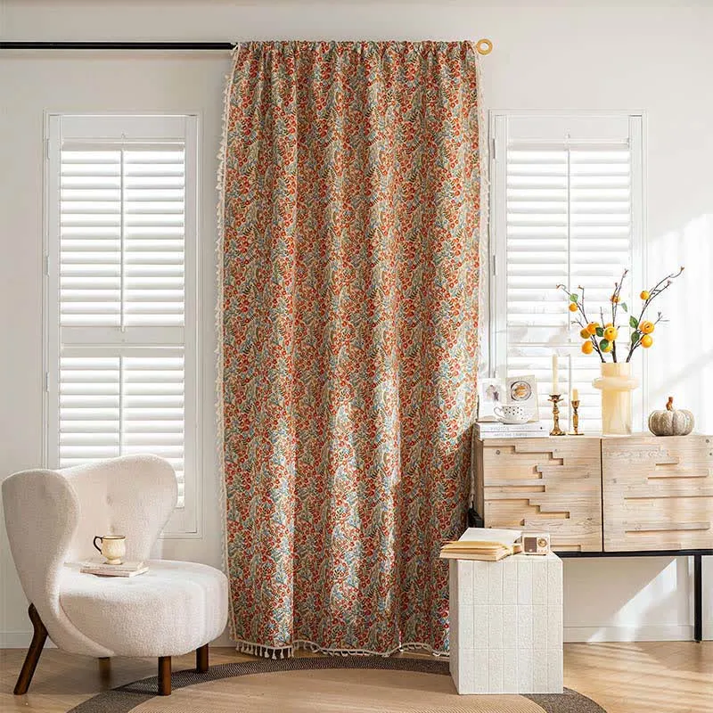 Roter Vorhang mit Quasten im Landhausstil mit Blumenmuster