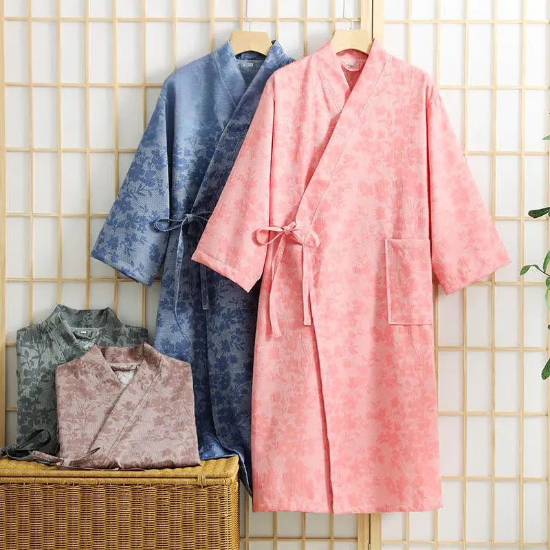 Dezenter Kimono-Bademantel mit Blumenmuster und Tasche