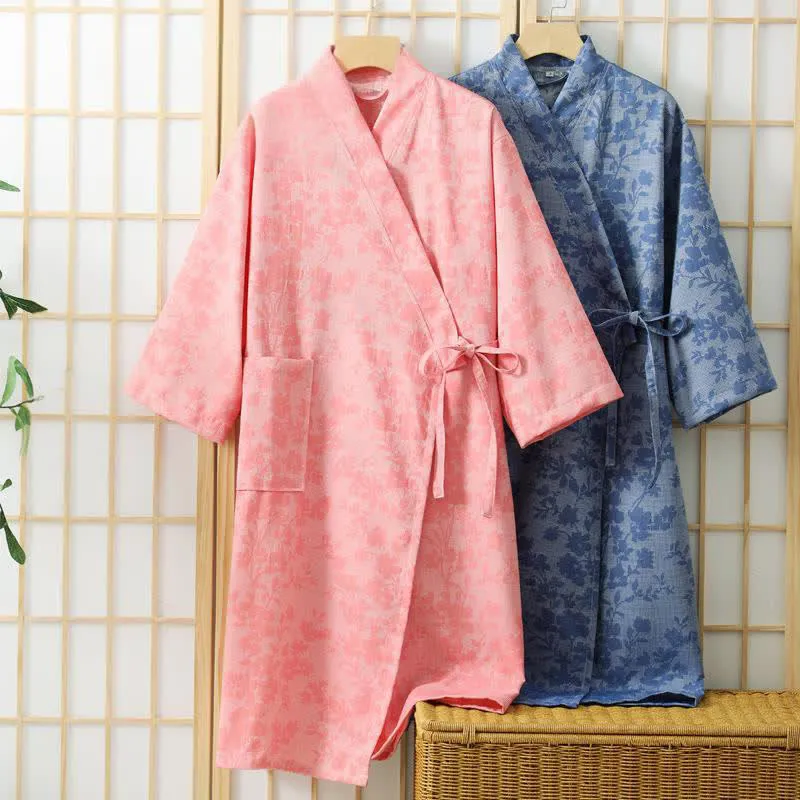 Dezenter Kimono-Bademantel mit Blumenmuster und Tasche