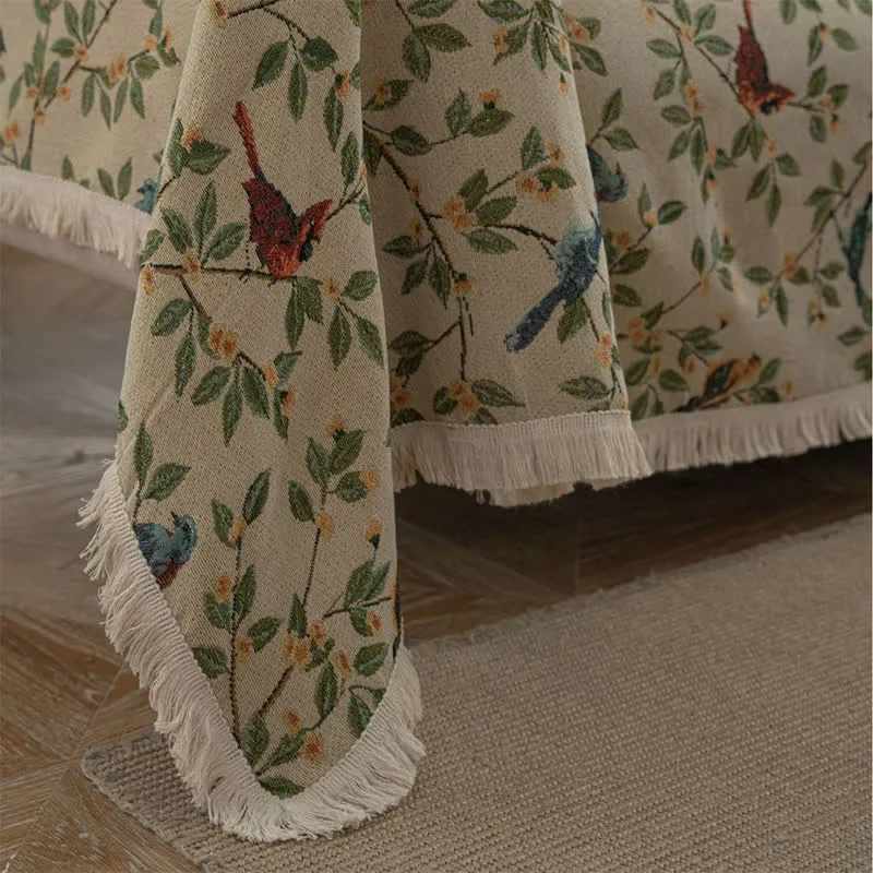 Weicher Sofaschoner mit Quasten und Blumen- und Vogelmotiv