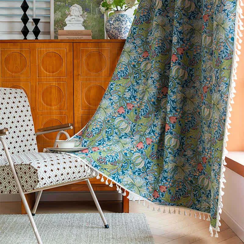 Quastenvorhang mit Vintage-Lilien-Print