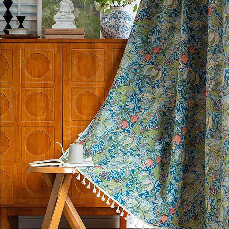 Quastenvorhang mit Vintage-Lilien-Print