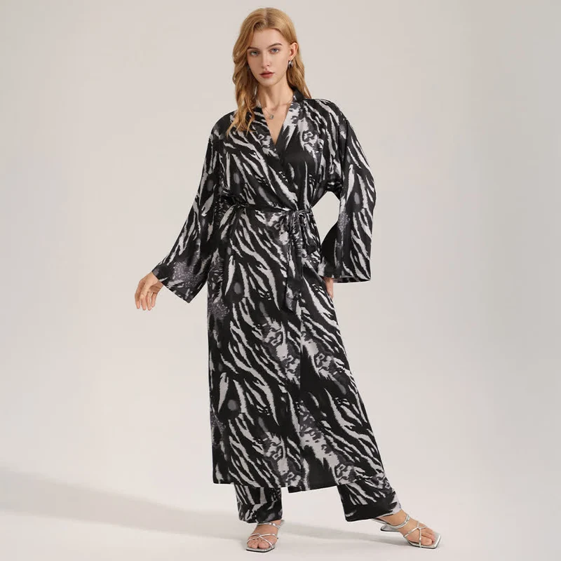 Moderner Kimono-Bademantel mit Leopardenmuster