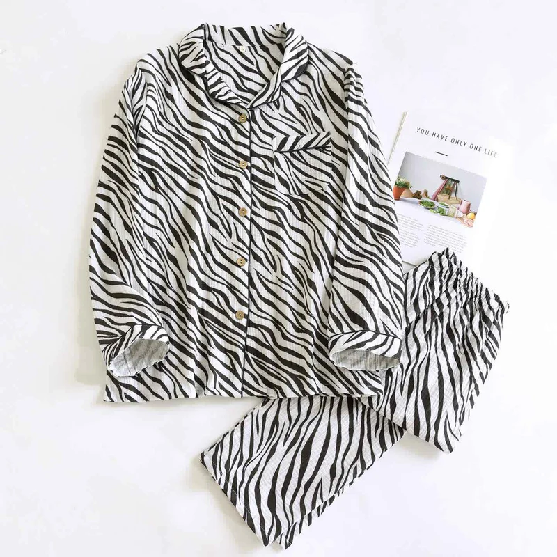 Modernes Pyjama-Set aus Baumwollgaze mit Zebrastreifen