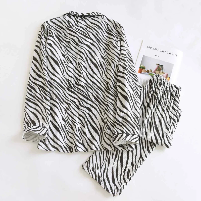 Modernes Pyjama-Set aus Baumwollgaze mit Zebrastreifen