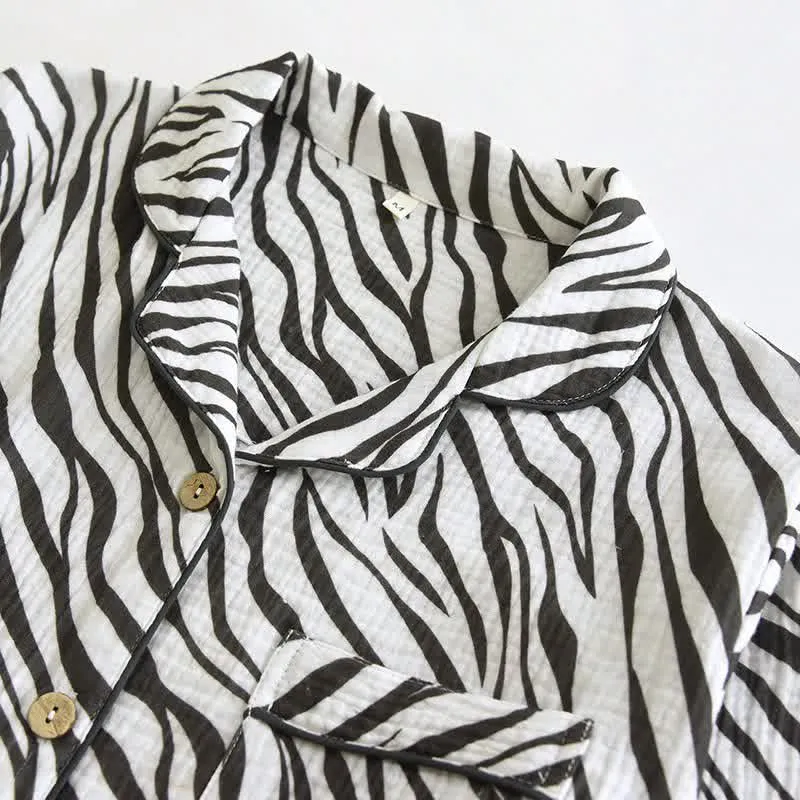 Modernes Pyjama-Set aus Baumwollgaze mit Zebrastreifen