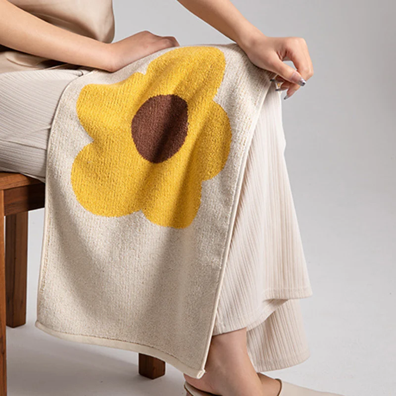 Atmungsaktives Baumwollhandtuch mit Blumenmuster und Farbblockdesign