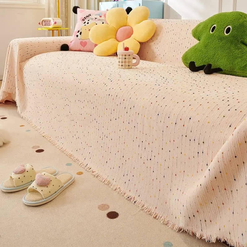 Sofaschoner aus Chenille mit bunten Punkten