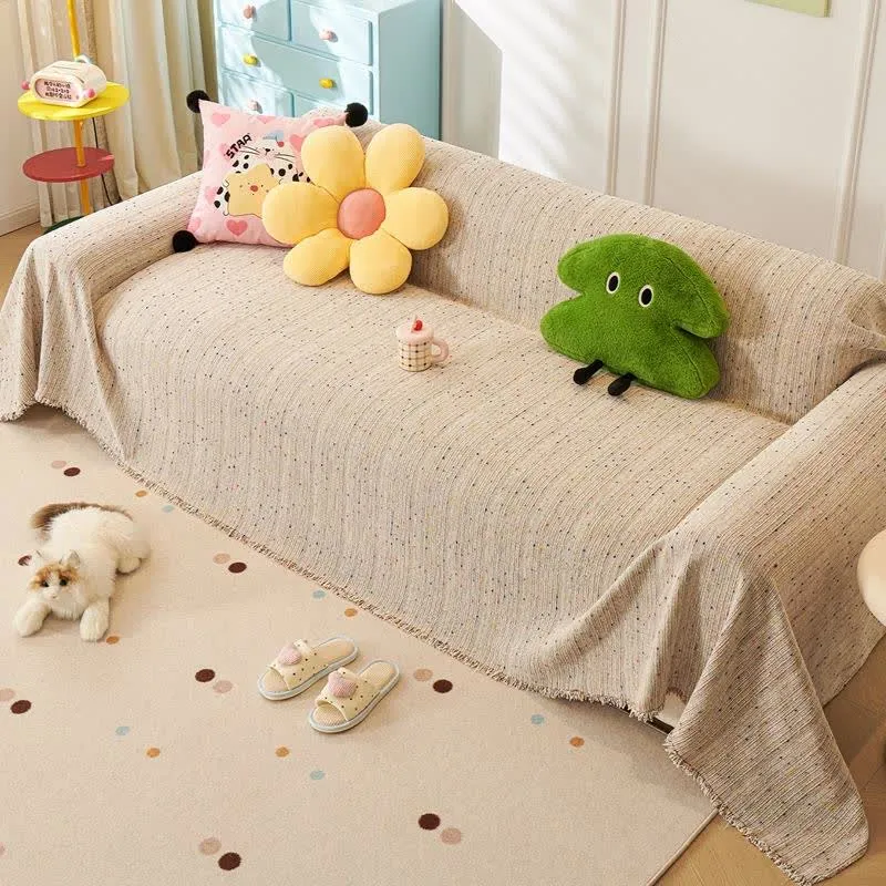 Sofaschoner aus Chenille mit bunten Punkten