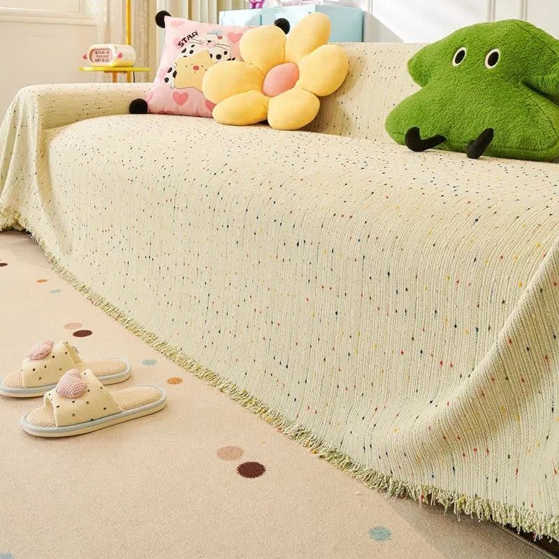 Sofaschoner aus Chenille mit bunten Punkten
