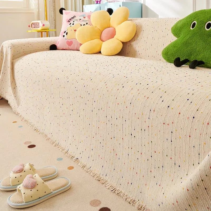 Sofaschoner aus Chenille mit bunten Punkten