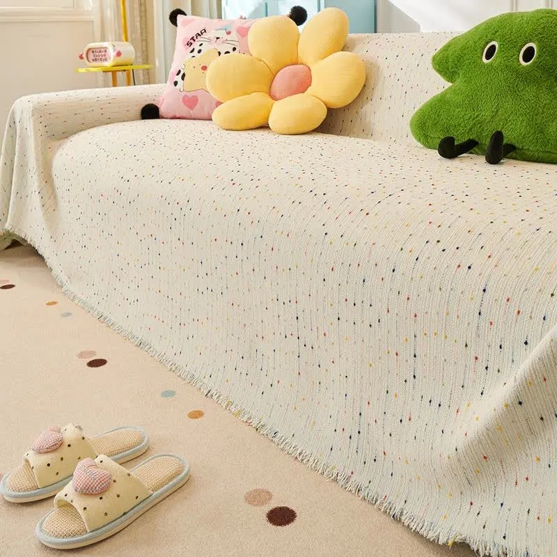 Sofaschoner aus Chenille mit bunten Punkten