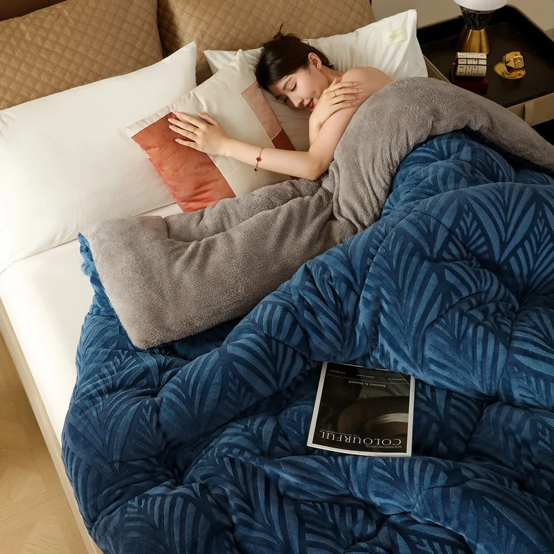 Luxuriöse Überwurfdecke aus geprägtem Fleece