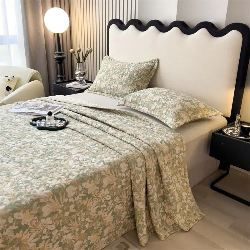 Gesteppte Tagesdecke aus Baumwollgaze mit Jacquard-Blumenmuster