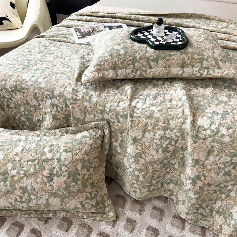 Gesteppte Tagesdecke aus Baumwollgaze mit Jacquard-Blumenmuster
