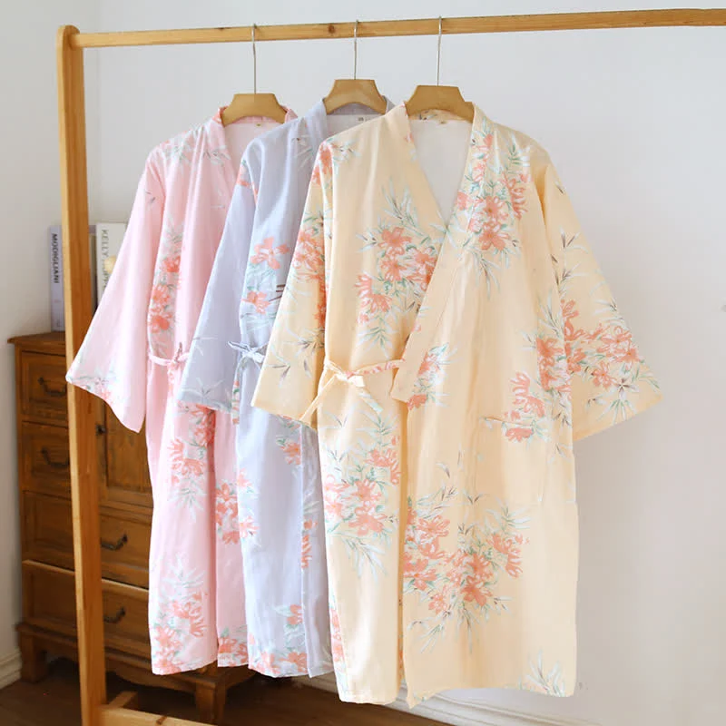 Japanischer Kimono-Bademantel aus Baumwolle mit Pfirsichblütenmuster