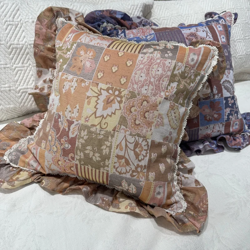 Vintage-inspiriertes Blumen-Akzentkissen
