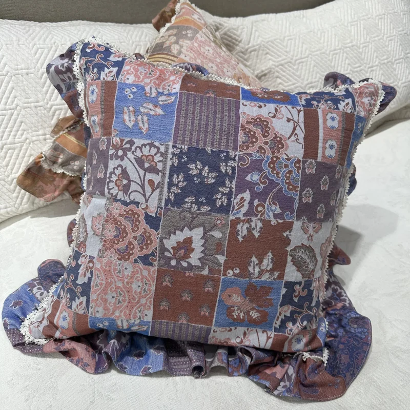 Vintage-inspiriertes Blumen-Akzentkissen