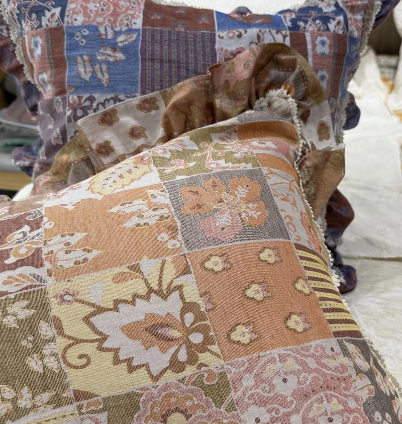 Vintage-inspiriertes Blumen-Akzentkissen