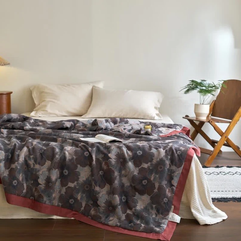Weiche Steppdecke aus Baumwollgaze mit Jacquard-Blumenmuster im Retro-Stil