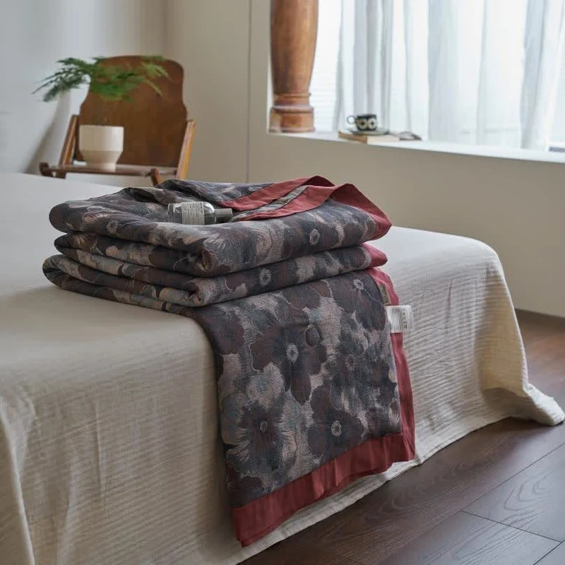 Weiche Steppdecke aus Baumwollgaze mit Jacquard-Blumenmuster im Retro-Stil
