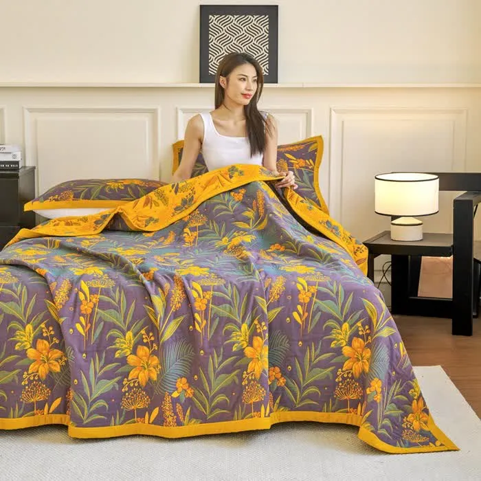 Bequeme Steppdecke aus dreilagiger Baumwollgaze mit Blumenmuster