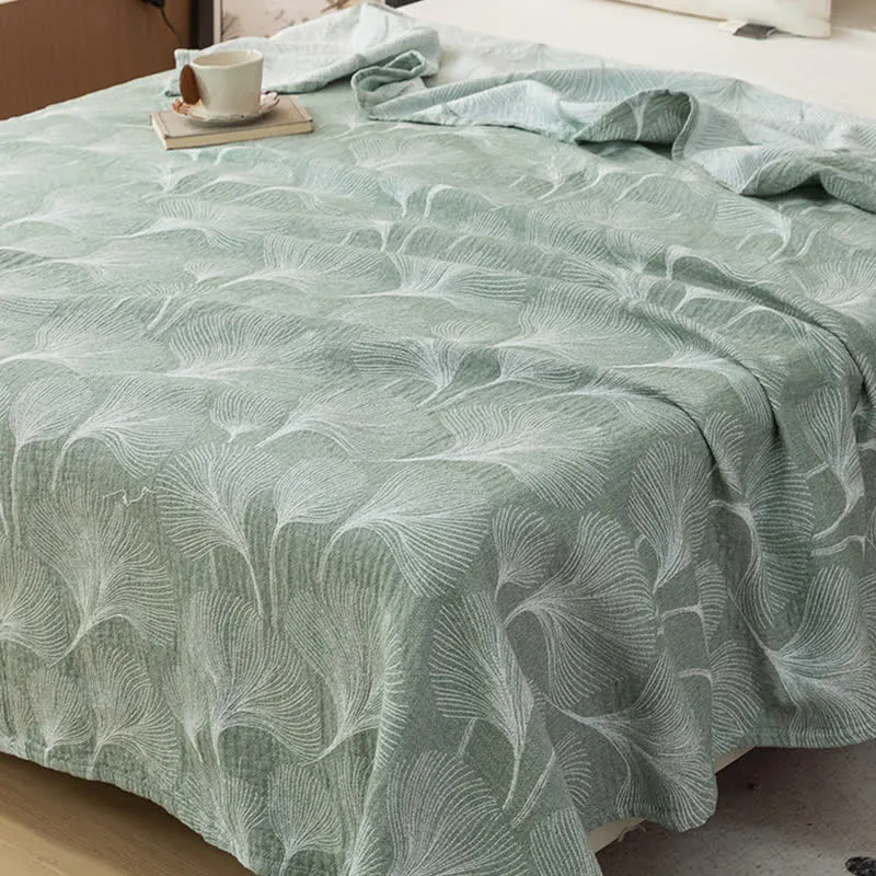 Künstlerische Steppdecke aus Baumwollgaze in Grün mit Ginkgo-Muster