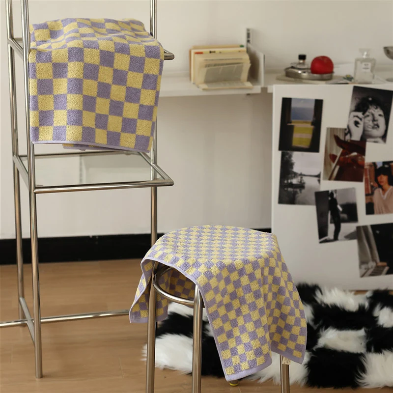 Atmungsaktives Baumwollhandtuch mit Retro-Schachbrettmuster