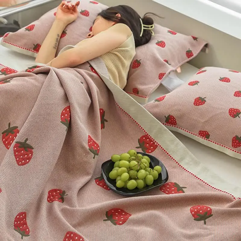 Atmungsaktive Steppdecke aus Baumwollgaze mit Erdbeeren in Rosa