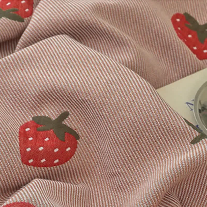 Atmungsaktive Steppdecke aus Baumwollgaze mit Erdbeeren in Rosa