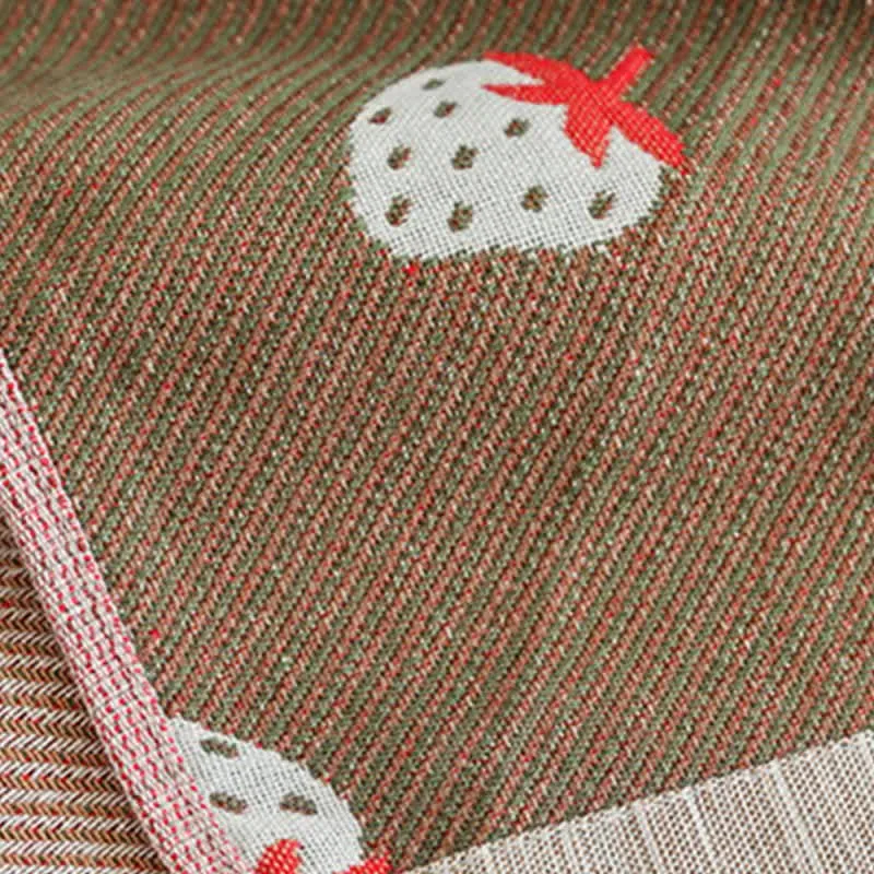 Atmungsaktive Steppdecke aus Baumwollgaze mit Erdbeeren in Rosa