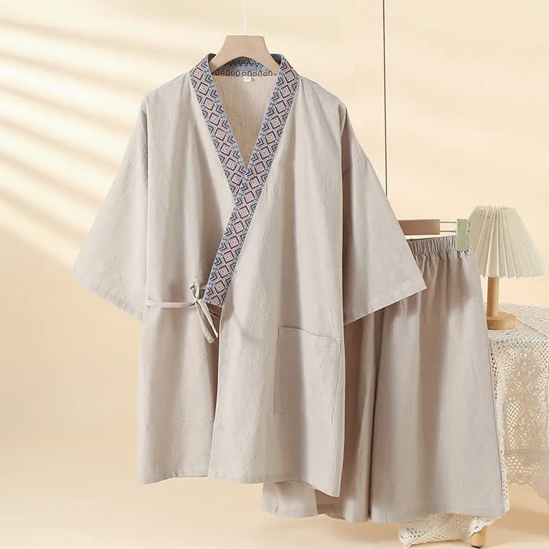 Einfarbiger Kimono-Pyjama mit geometrischem Kragen