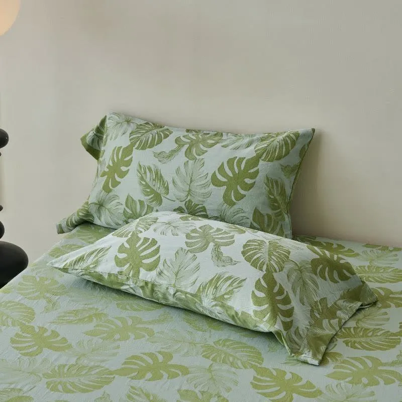 Grüne Tagesdecke aus Baumwollgaze-Jacquard mit Monstera-Motiv