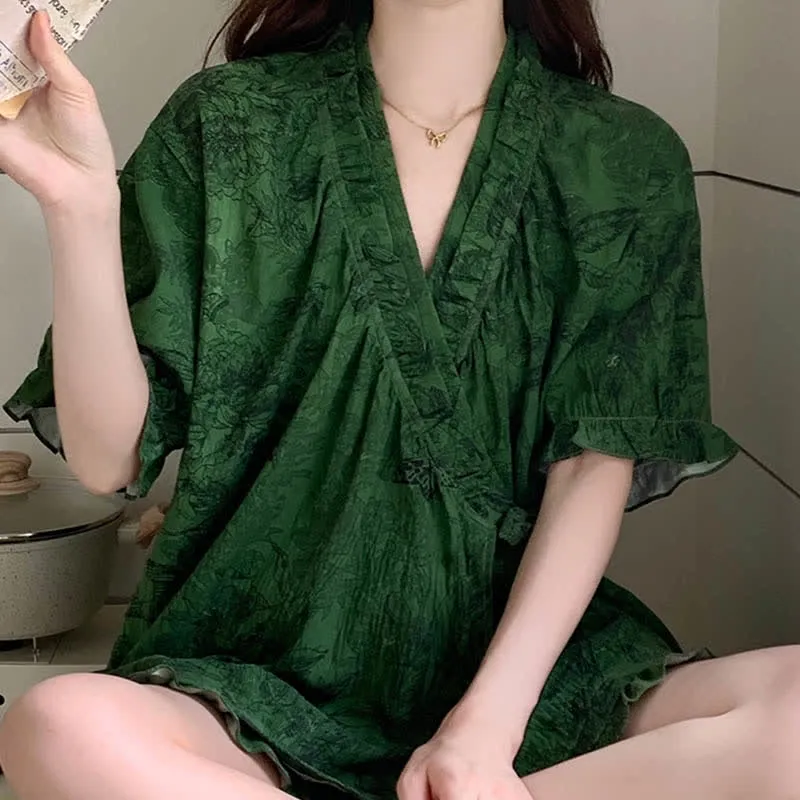 Stilvolles Pyjama-Set mit Rüschenärmeln und botanischem Muster