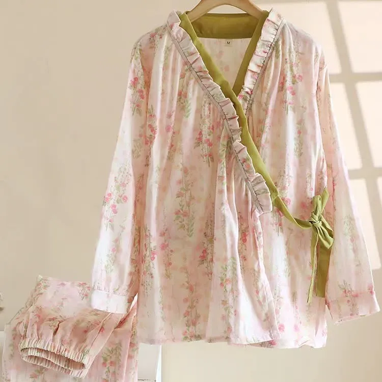Loungewear-Set aus Baumwollgaze mit Rosendruck und asymmetrischer Vorderseite