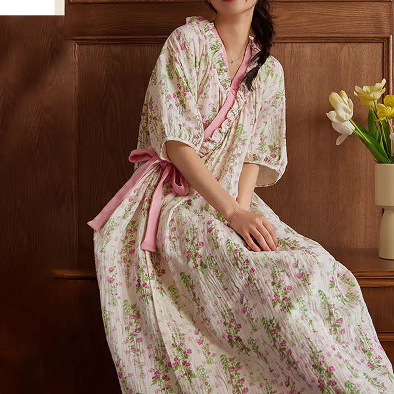 Elegantes Nachthemd mit Blumenmuster und Bindeband hinten und Tasche