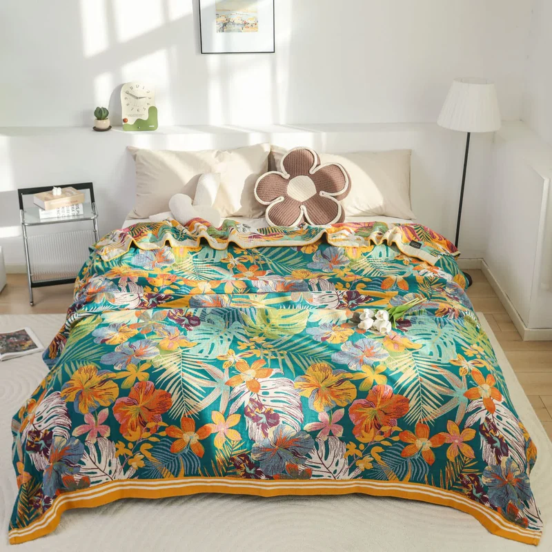 Bunte Sofadecke aus Baumwollgaze mit Blumenblättern