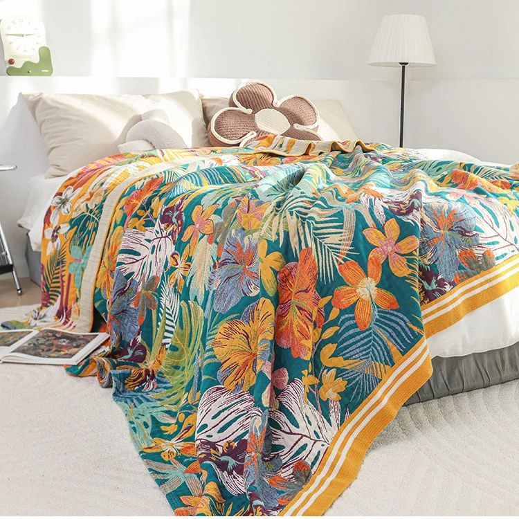 Bunte Sofadecke aus Baumwollgaze mit Blumenblättern