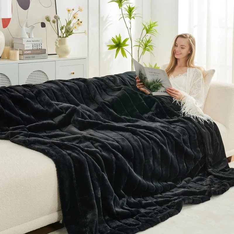 Einfarbige, gestreifte Plüschdecke