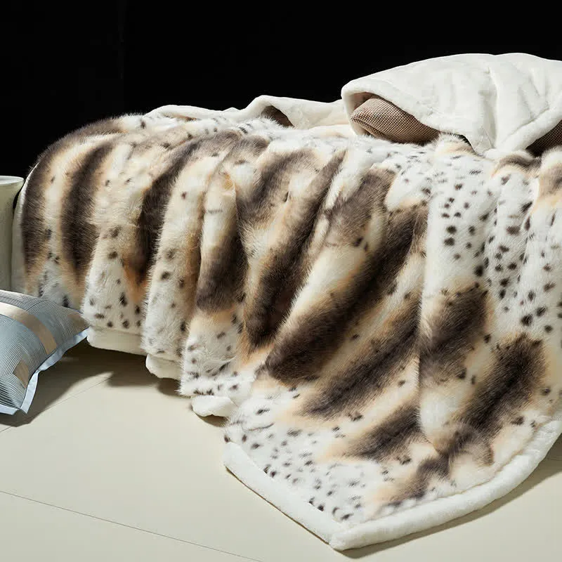 Luxuriöse Überwurfdecke aus Kunstfell mit Leopardenmuster