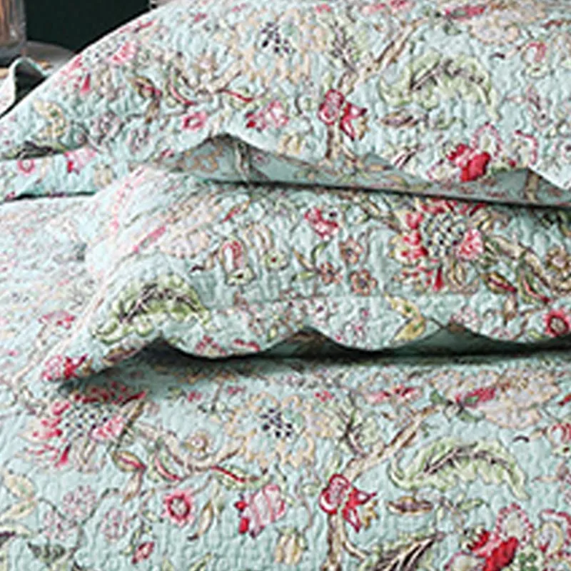 Vintage-Blumensteppdecke mit Kissenbezügen