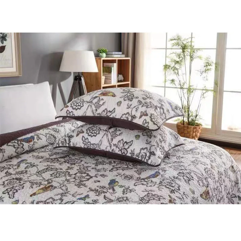 Steppdecke mit Frühlingsblumen und Vögeln und Kissenbezug